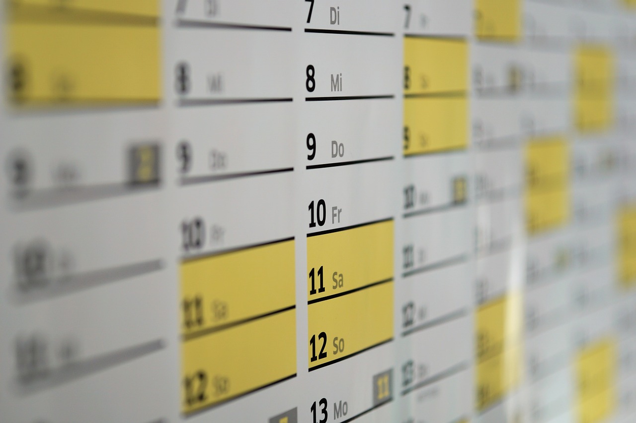 Symbolischer Kalender mit Markierung, steht für Terminplanung und wichtige Meilensteine beim Breitbandausbau in Niederösterreich.